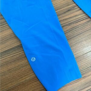 Beautiful blue cropped leggings (capris) lululemon size 10